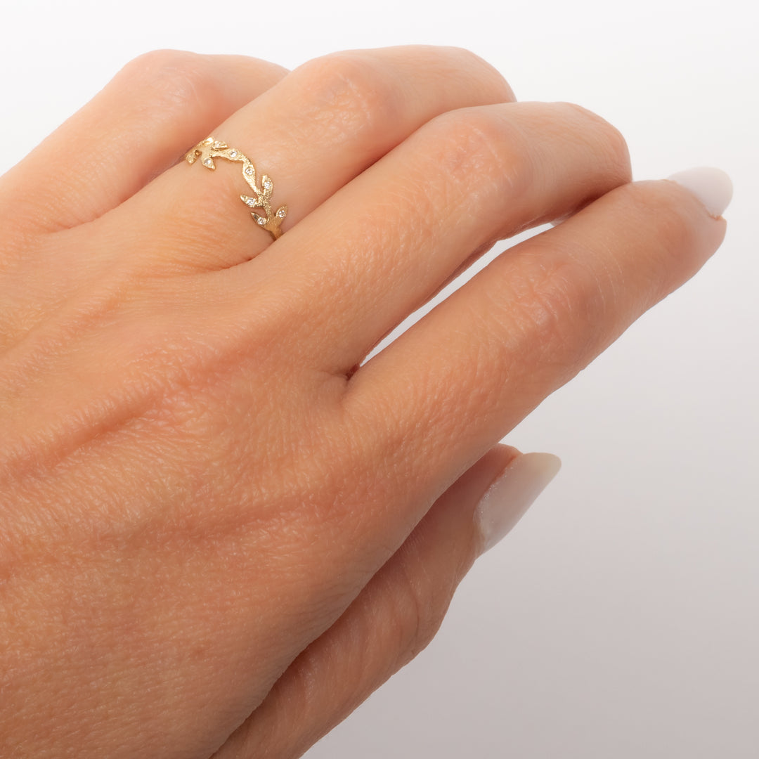 Laurel Stacking V Ring